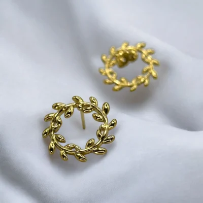 Boucles d'Oreilles Nature Couronne – Élégance Florale en Acier Inoxydable, gros plan