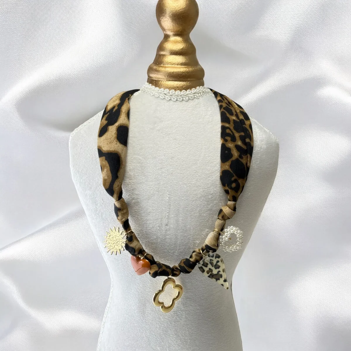 Collier charme léopard