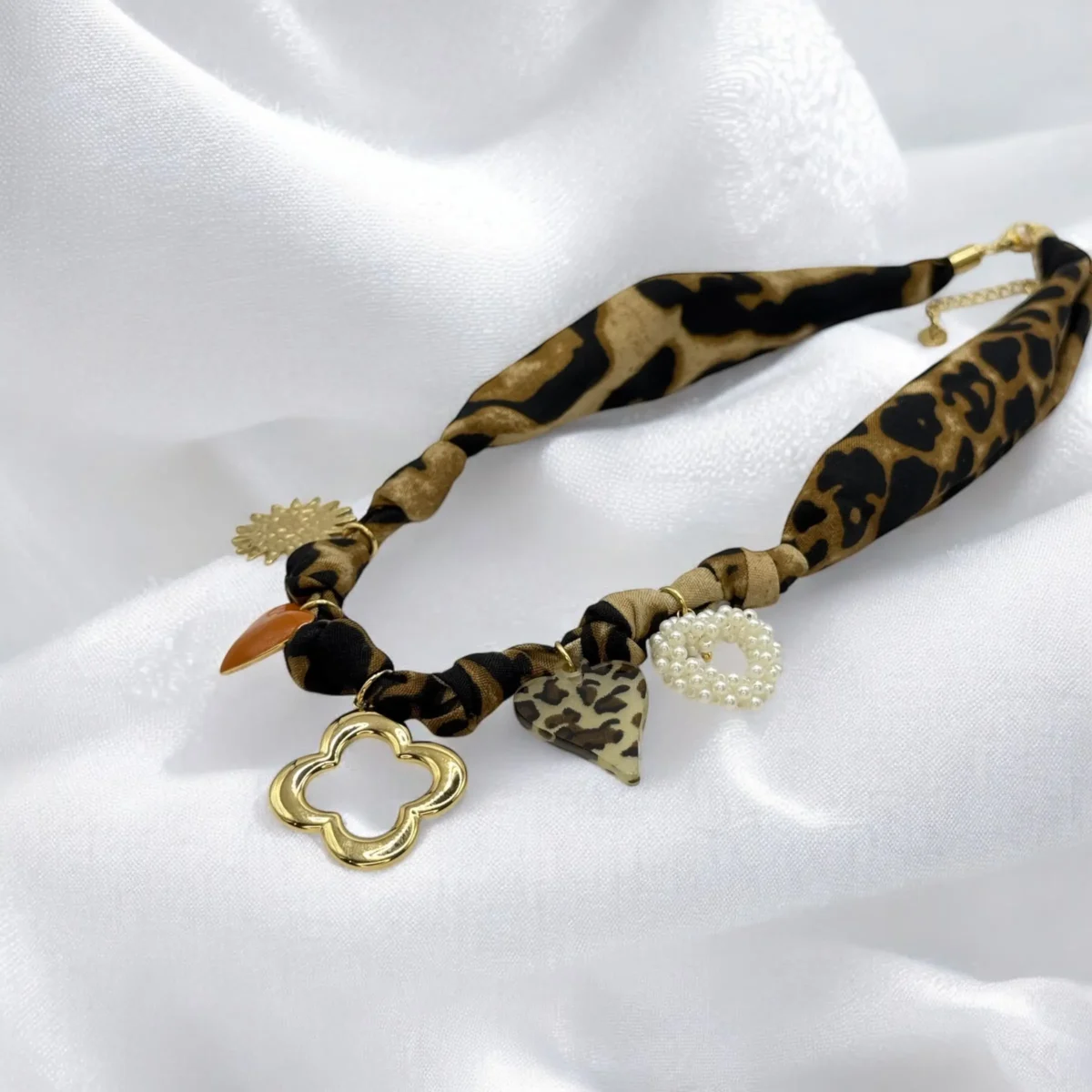 Collier charme léopard