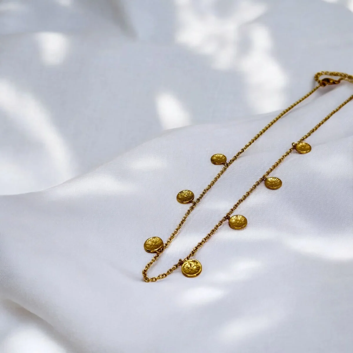 Collier floral incurvé doré