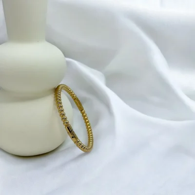 Bracelet Boule Luxe – Perles Dorées Élégantes en Acier Inoxydable, gros plan