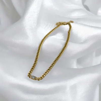 Collier Cristal Glamour – Pendentif Strass en Acier Inoxydable, gros plan