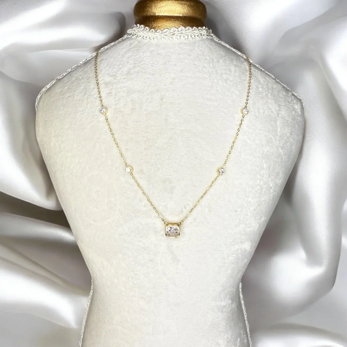 Collier trèfle doré