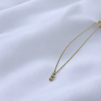 Collier Trilogie Doré – Passé, Présent, Futur en Acier Inoxydable, gros plan