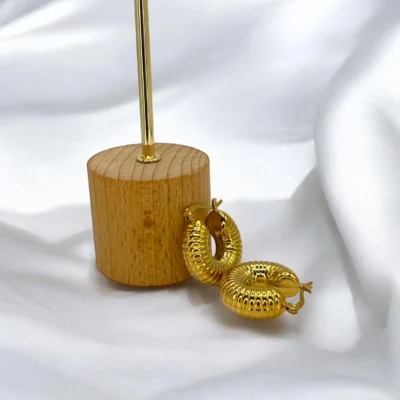 Créoles Coquillages Dorées – Boucles d'Oreilles Style Plage en Acier Inoxydable, gros plan