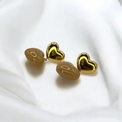 Boucles d'Oreilles Double Cœur Marron – Bijou Tendance en Acier Inoxydable, gros plan