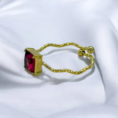 Bague Dorée Pierre Rouge Carrée