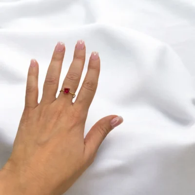 Bague Dorée Pierre Rouge Carrée