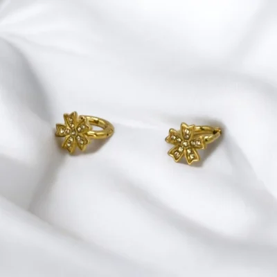 Boucles d'Oreilles Fleur Dorée Strass – Bijou Éclatant en Acier Inoxydable, gros plan
