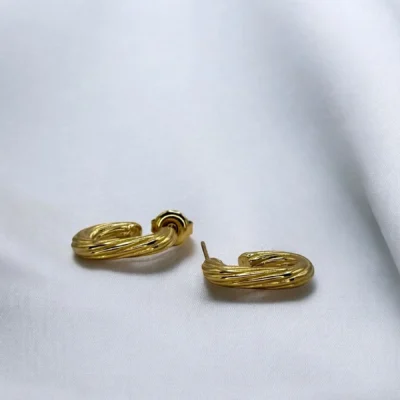 Créoles Ovales Rayées – Boucles d'Oreilles Design en Acier Inoxydable, gros plan