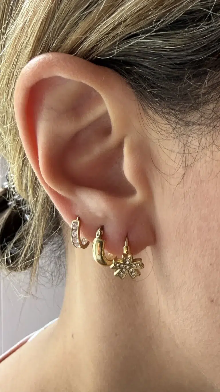 Boucles d'Oreilles Fleur Dorée Strass – Bijou Éclatant en Acier Inoxydable