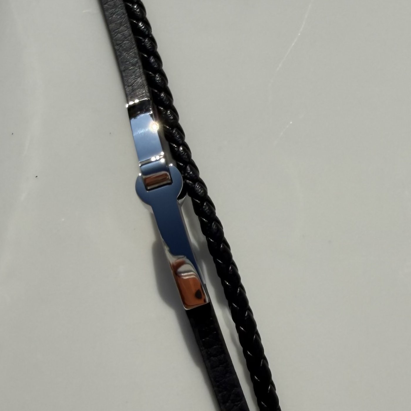 Bracelet Jonc Homme Cuir Noir 4 Détail de la plaque en acier inoxydable poli du bracelet jonc homme cuir noir