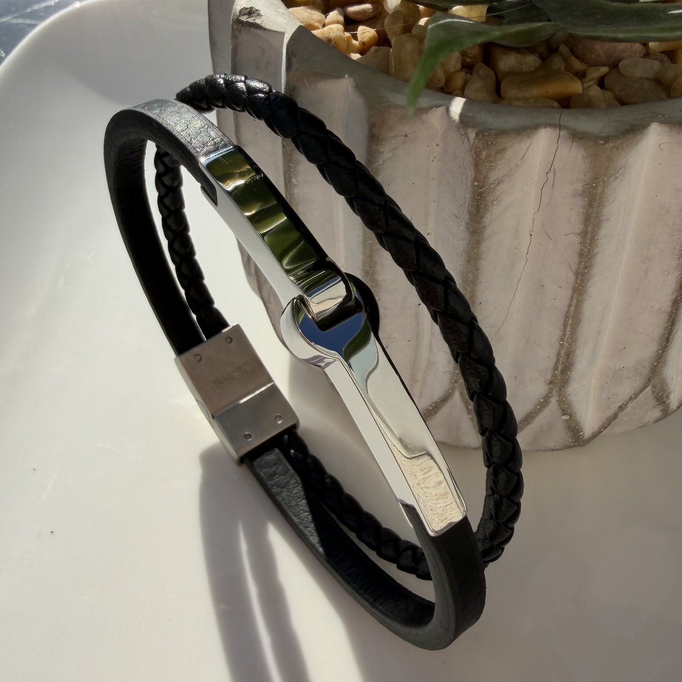Bracelet Jonc Homme Cuir Noir 3 Bracelet jonc homme cuir lisse et cuir tressé noir, plaque acier argentée et fermoir magnétique