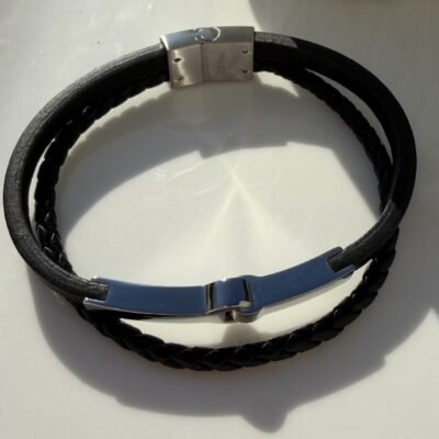 Bracelet jonc homme cuir noir double rang avec plaque en acier inoxydable poli, vue de dessus