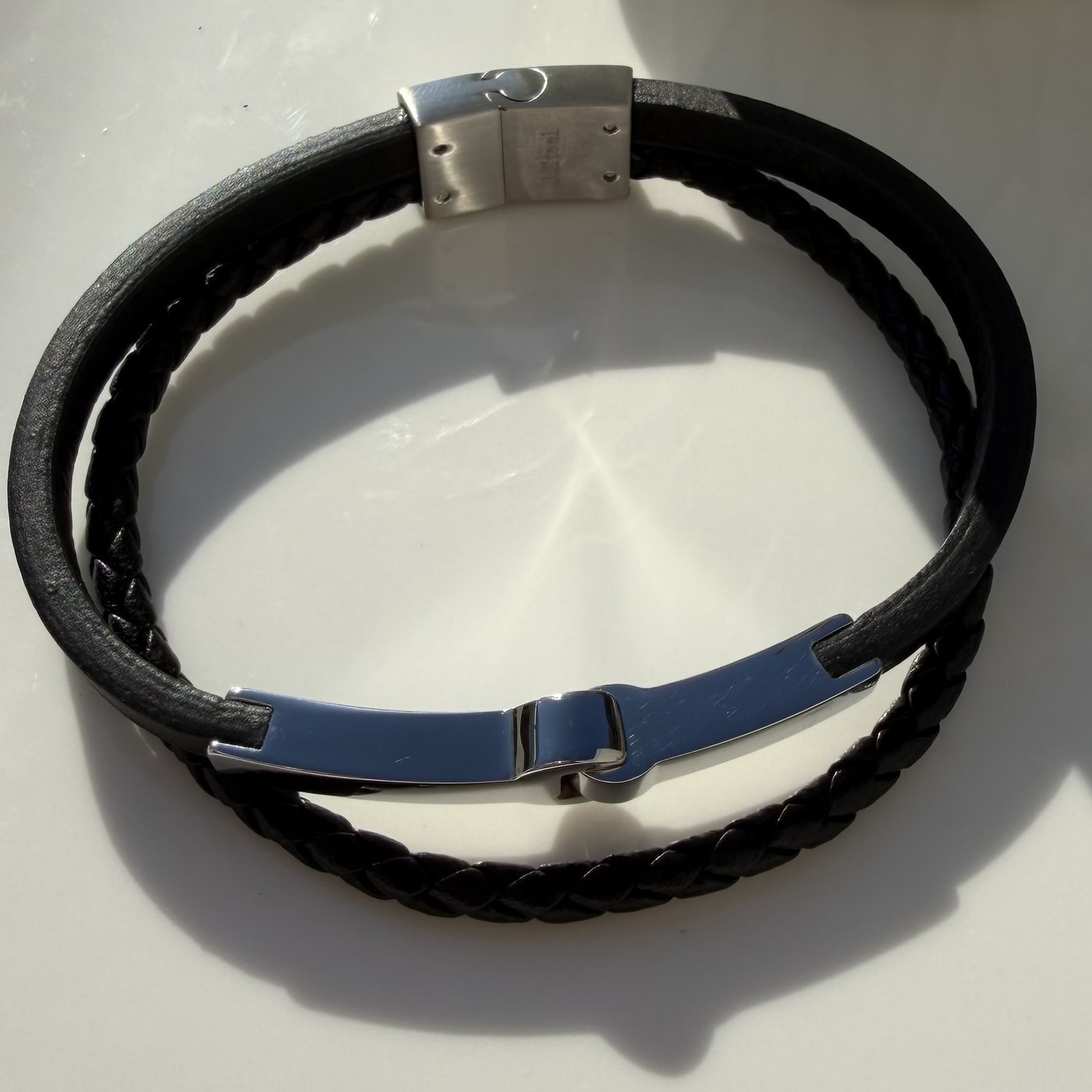 Bracelet Jonc Homme Cuir Noir 2 Bracelet jonc homme cuir noir double rang avec plaque en acier inoxydable poli, vue de dessus