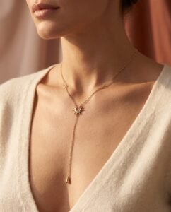 Femme portant plusieurs colliers superposés en acier inoxydable