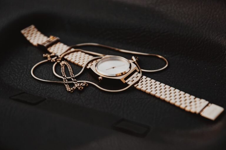 minimalist gold jewelry woman