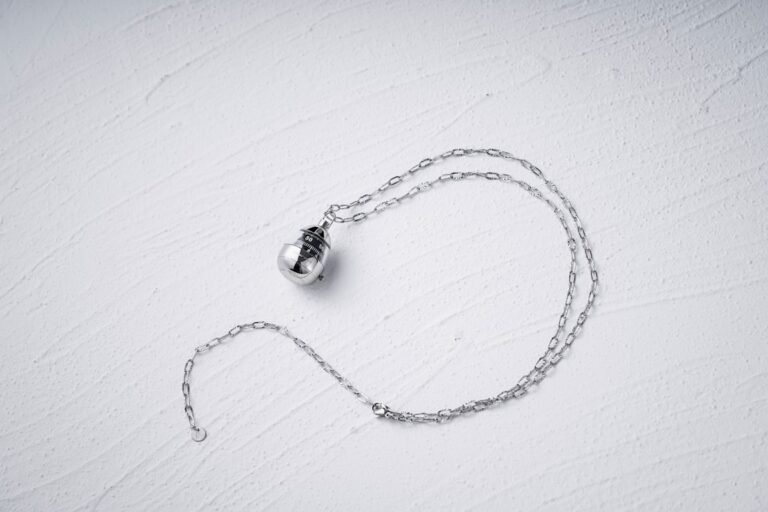 solitaire pendant necklace woman