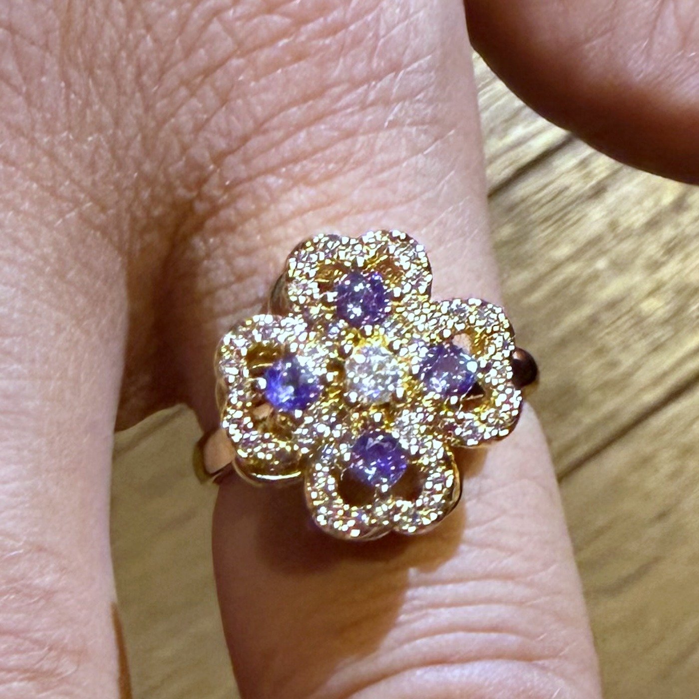 Bague Anti-Stress Tournante Trèfle Violet 1 Bague anti stress trèfle violet portée à l'annulaire, métal doré et pierres violettes