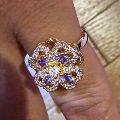 Gros plan sur la bague anti stress trèfle violet, anneau rotatif doré