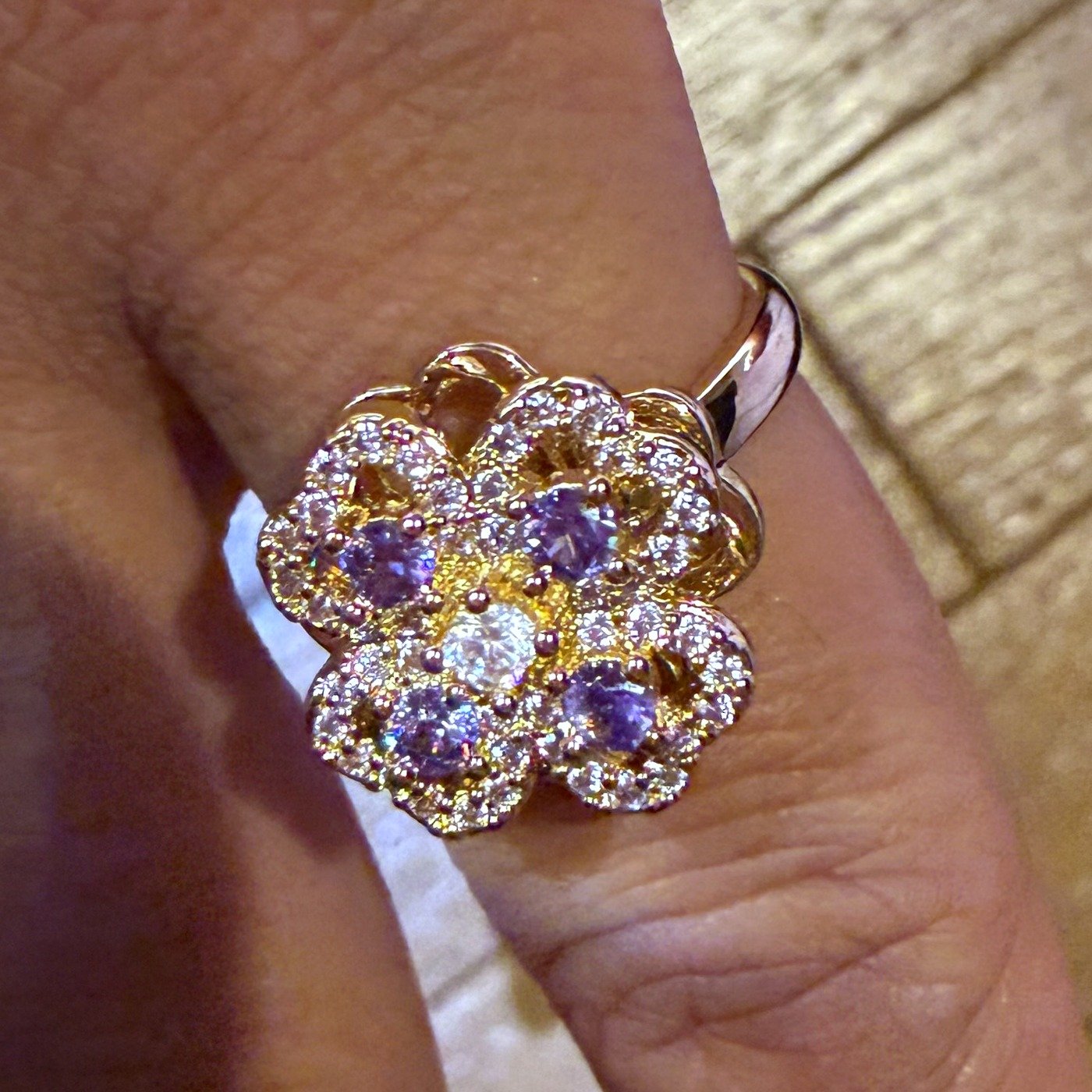 Bague Anti-Stress Tournante Trèfle Violet 2 Gros plan sur la bague anti stress trèfle violet, anneau rotatif doré