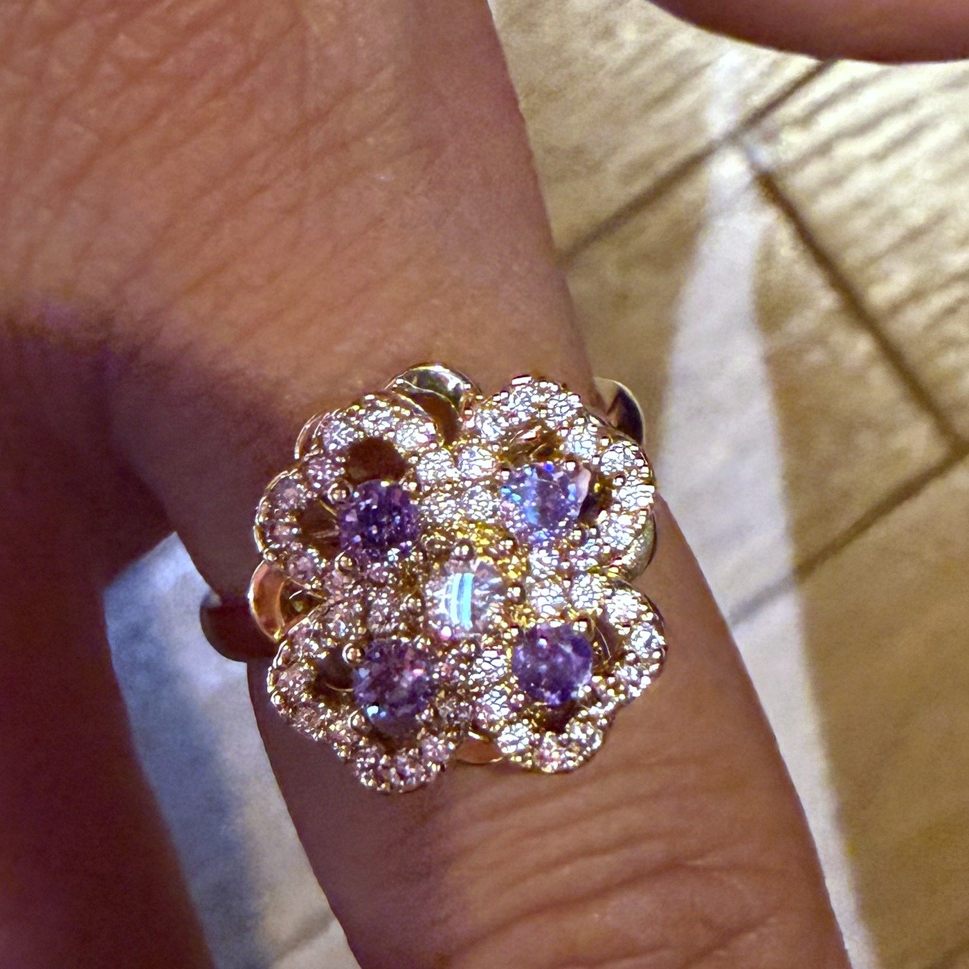 Bague Anti-Stress Tournante Trèfle Violet 3 Bague fidget trèfle à quatre feuilles, pierres violettes et pavage clair, portée