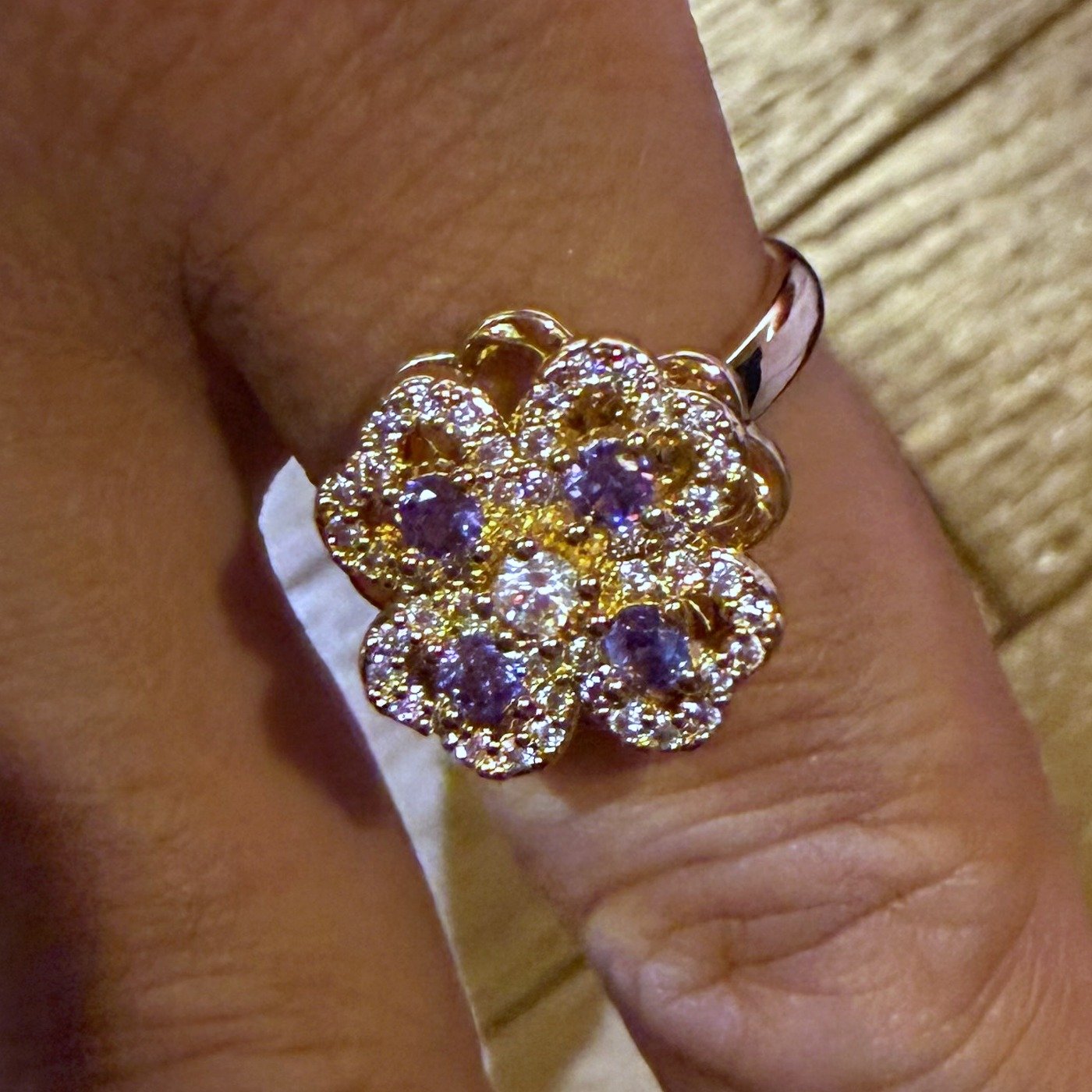 Bague Anti-Stress Tournante Trèfle Violet 4 Bague anti stress tournante trèfle violet portée, finition dorée brillante