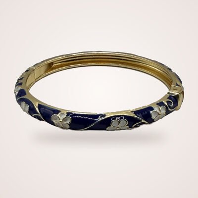 Bracelet jonc émaillé bleu marine fleurs blanches en laiton doré, vue d'ensemble