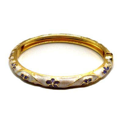 Bracelet jonc émaillé crème à fleurs mauves en laiton doré, vue de profil
