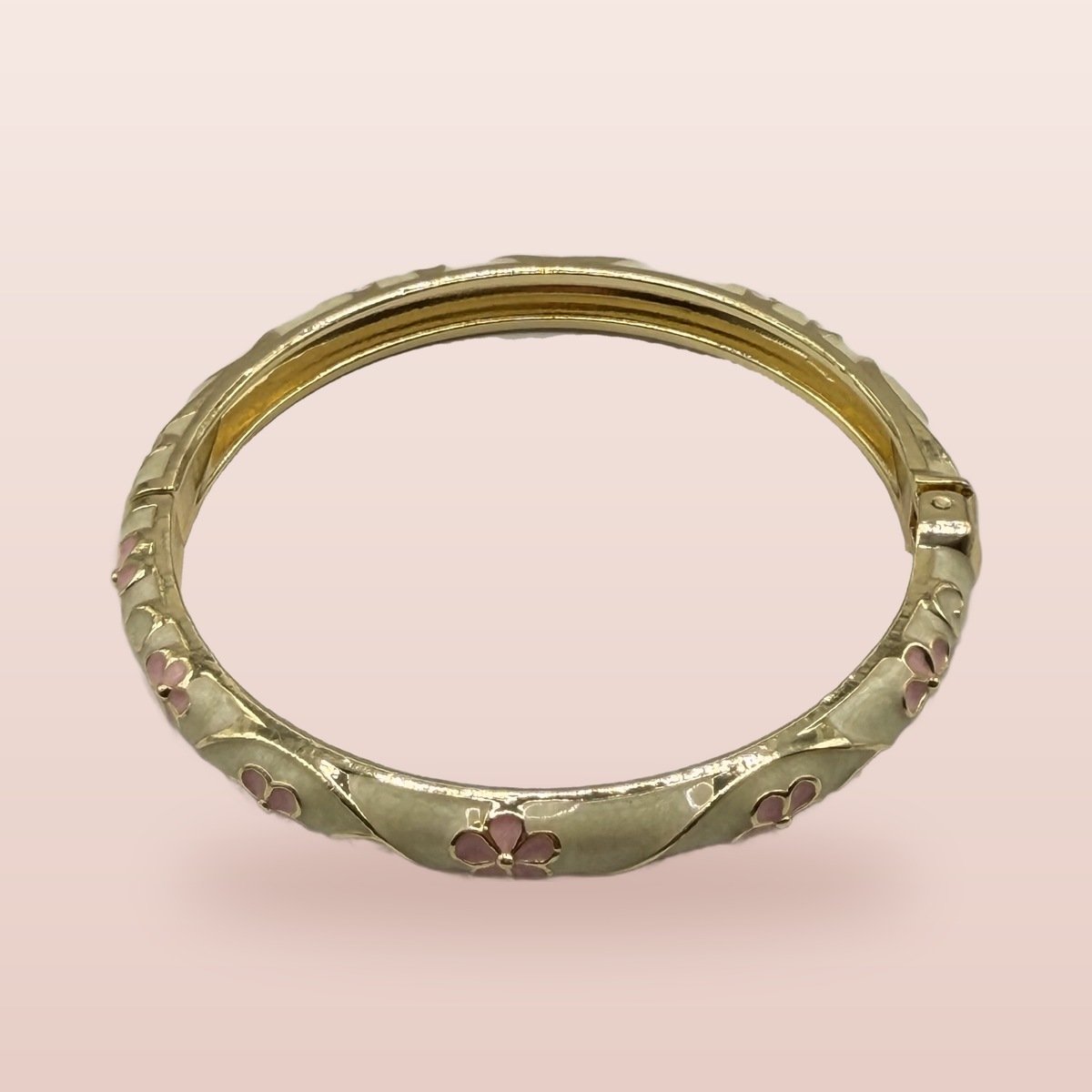 Bracelet Jonc Émaillé Fleurs Roses 3 Bracelet jonc émaillé crème à fleurs roses et volutes dorées, vue de dessus avec la charnière