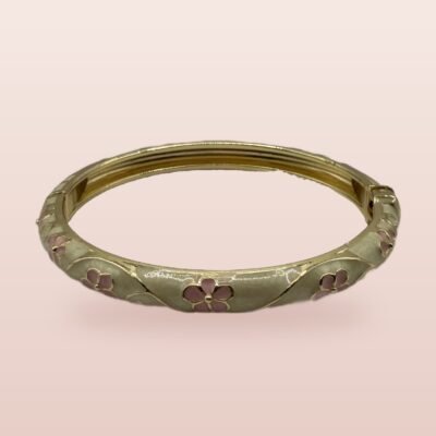 Bracelet jonc émaillé crème à fleurs roses cernées d'or, laiton doré, vu de trois quarts
