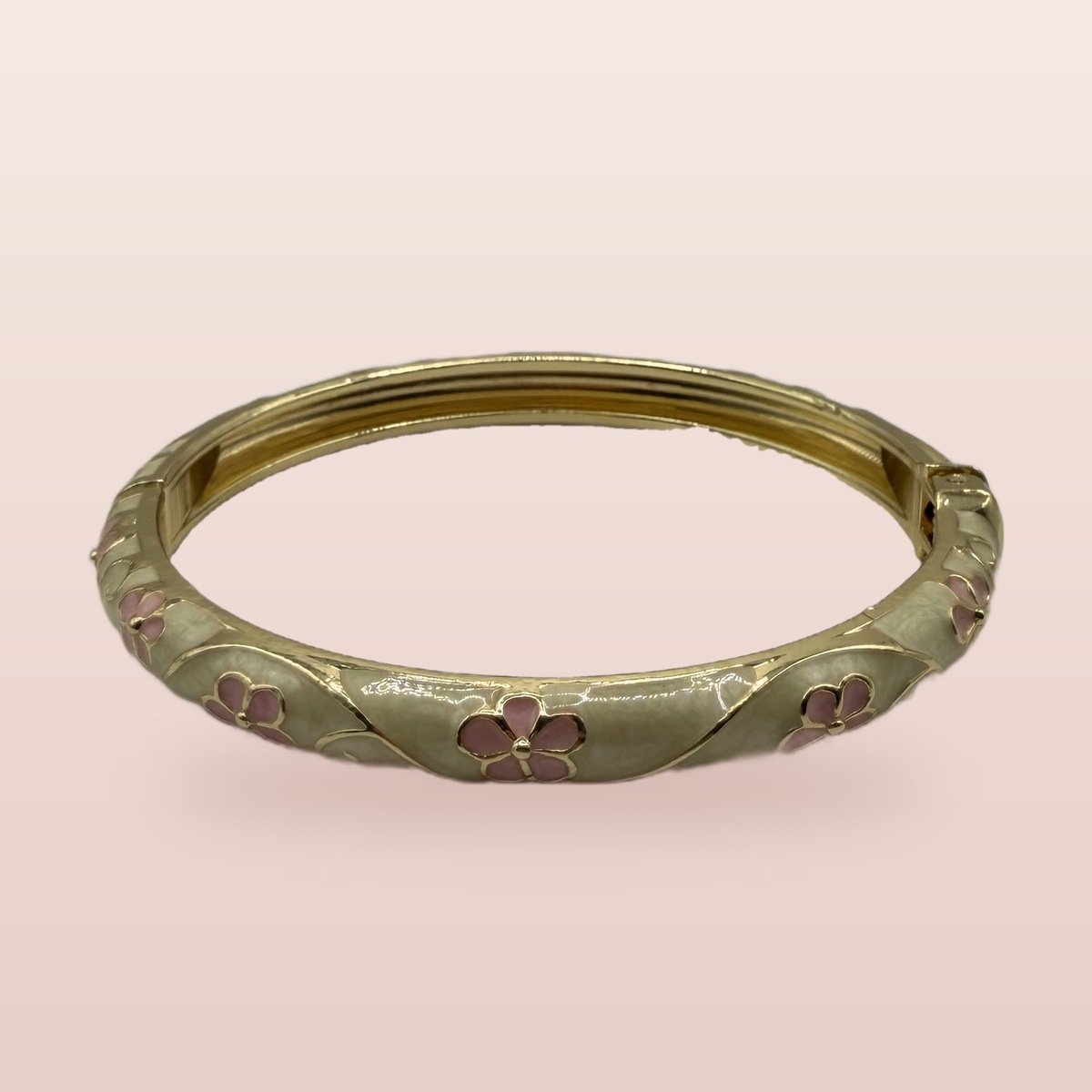Bracelet Jonc Émaillé Fleurs Roses 2 Bracelet jonc émaillé crème à fleurs roses cernées d'or, laiton doré, vu de trois quarts