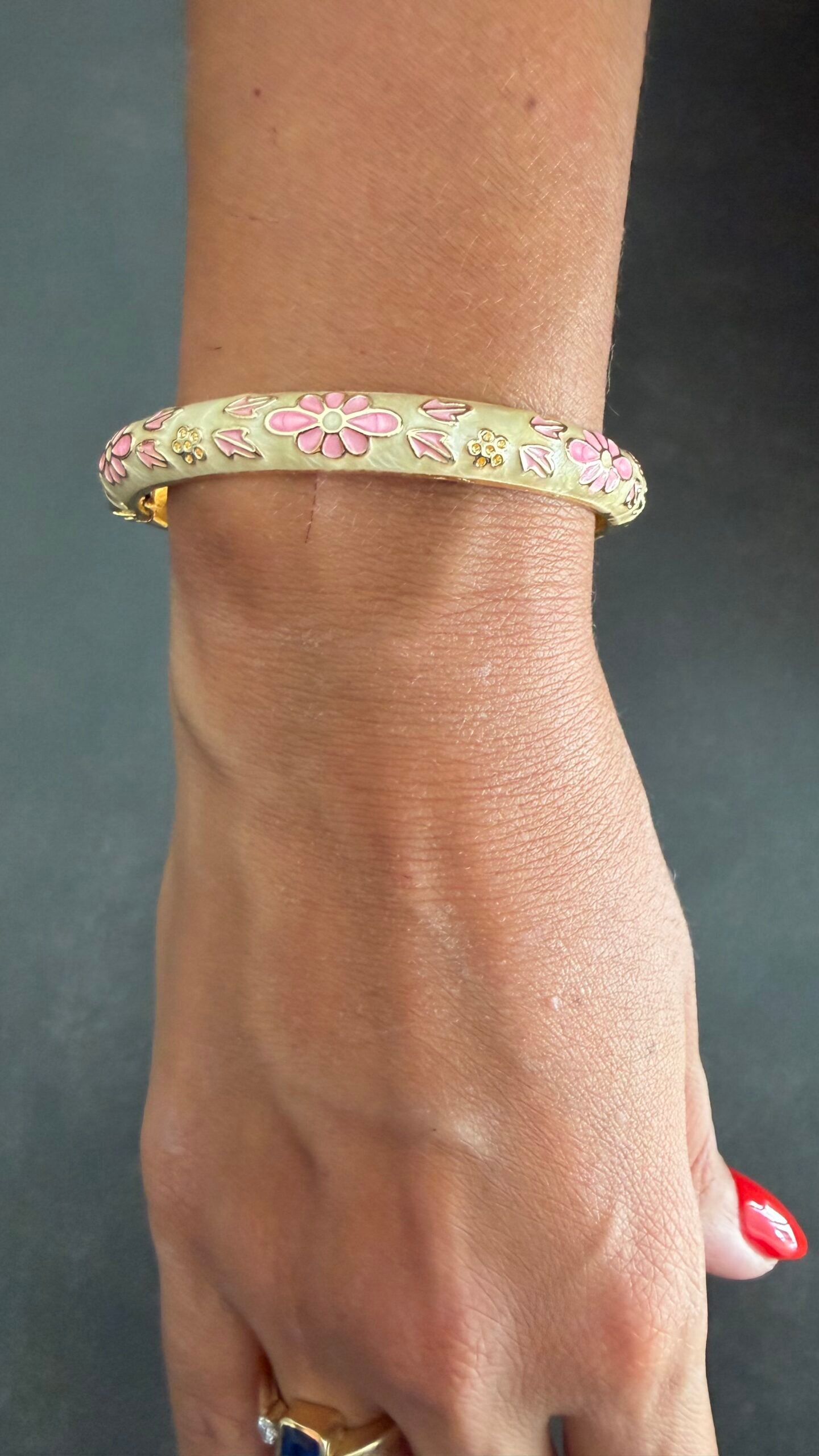 Bracelet Jonc Émaillé Fleurs Roses 3 Détail du bracelet jonc émaillé ivoire, fleurs roses en émail et charnière dorée au poignet