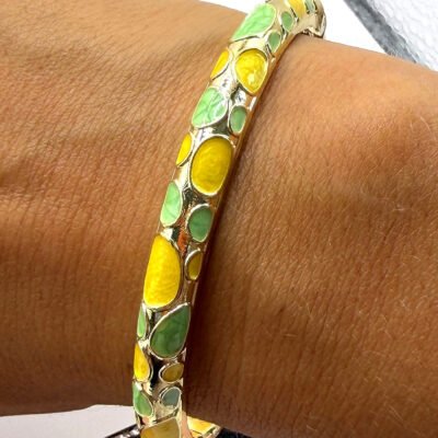 Bracelet jonc en laiton doré émaillé mosaïque jaune et vert porté au poignet
