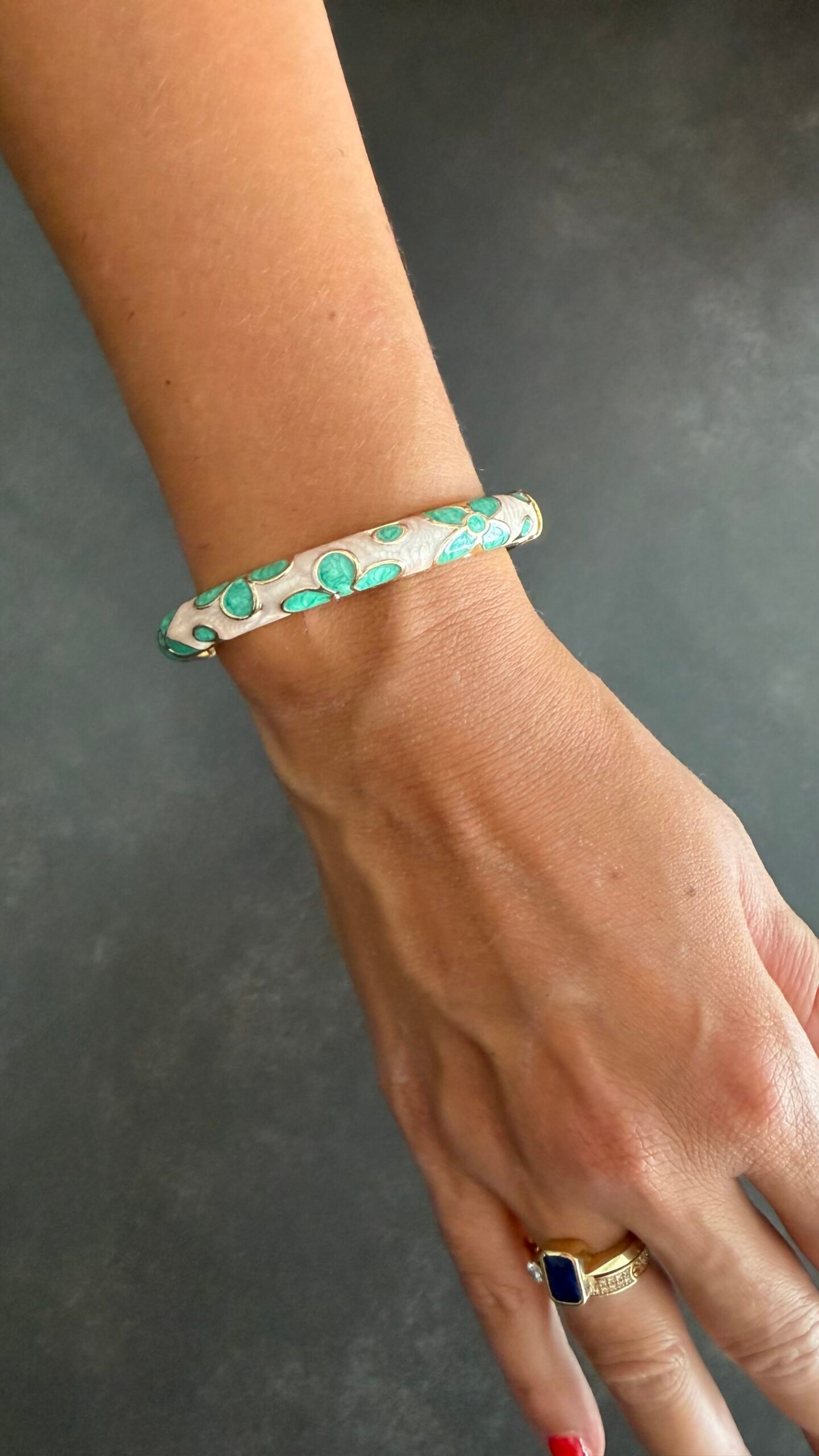Bracelet Jonc Émaillé Vert d'Eau Fleurs 2 Bracelet jonc émaillé vert d'eau au poignet, fleurs en émail et finition dorée