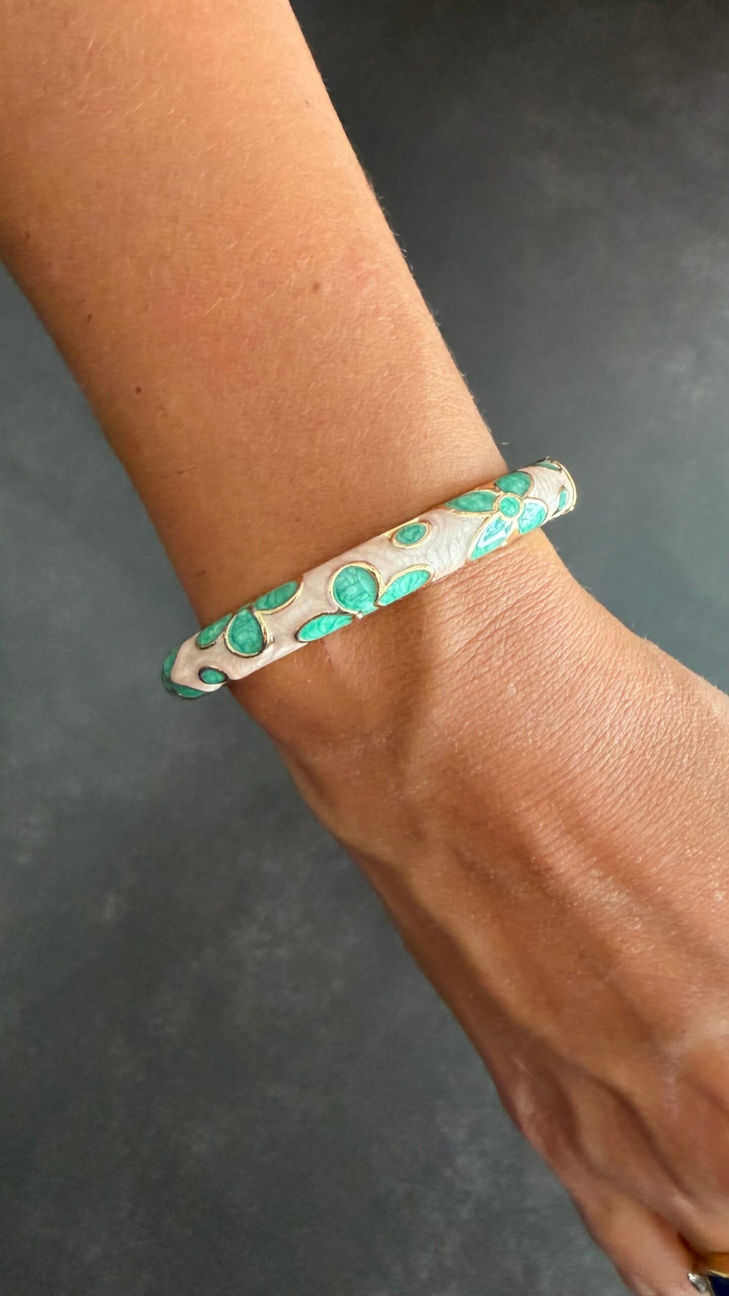 Bracelet Jonc Émaillé Vert d'Eau Fleurs 1 Bracelet jonc émaillé vert d'eau à fleurs porté au poignet, acier inoxydable doré