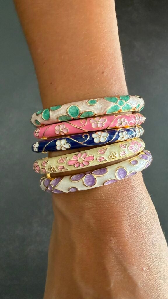 Collection complète des bracelets joncs émaillés ChicConnect, cinq coloris portés ensemble