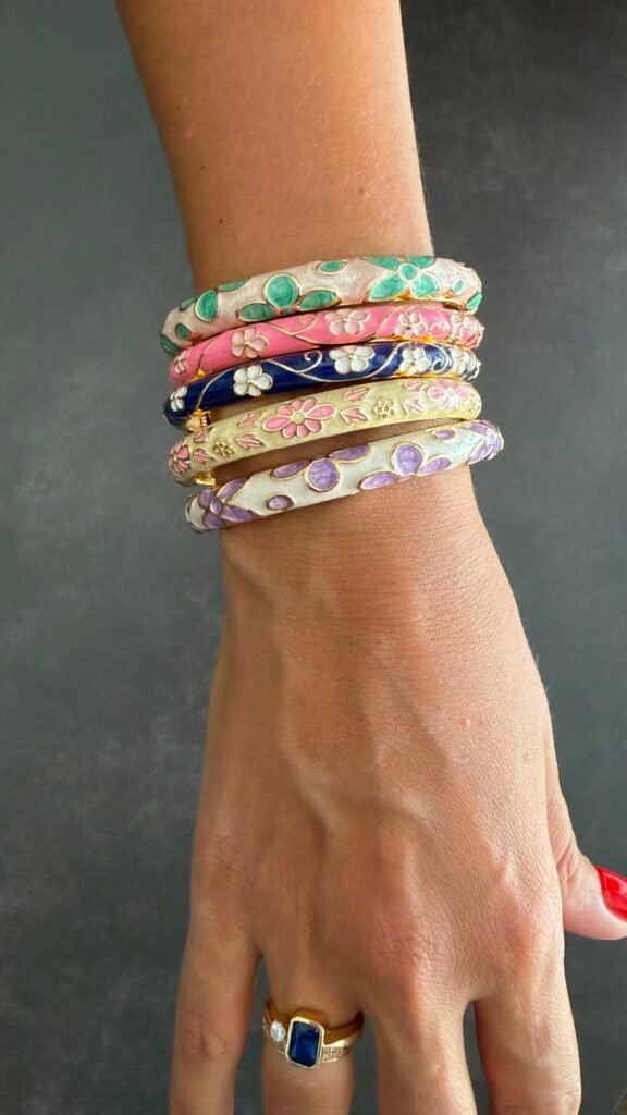 Main portant plusieurs bracelets joncs émaillés superposés, acier inoxydable doré ChicConnect
