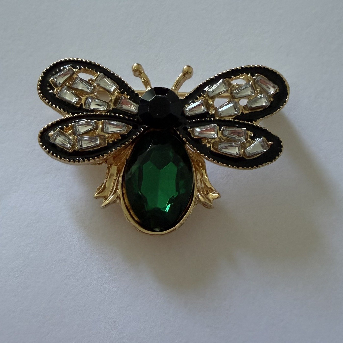 Broche Abeille Dorée Pierre Verte 2 Broche abeille dorée en acier inoxydable, ailes serties de strass et corps en pierre verte facettée