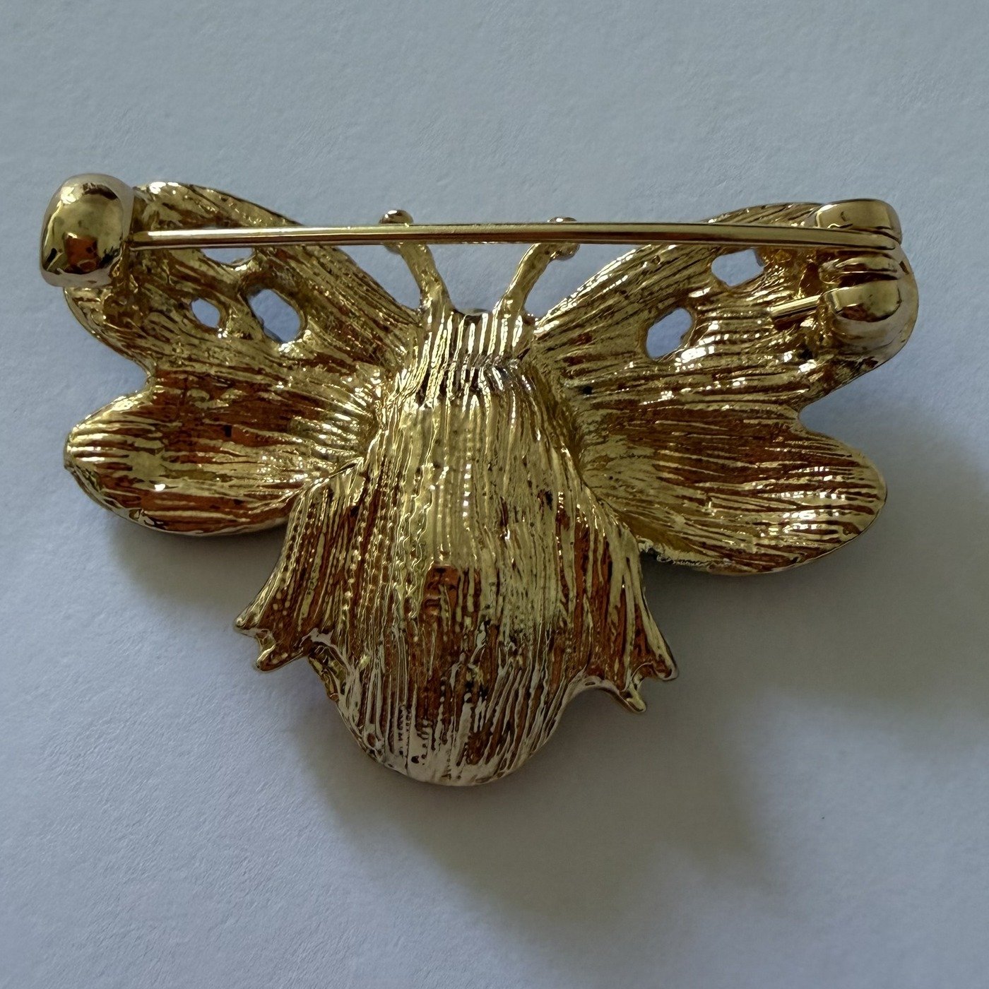 Broche Abeille Dorée Pierre Verte 4 Dos strié doré de la broche abeille avec son épingle et son fermoir de sécurité
