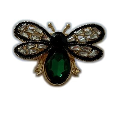 Broche abeille dorée à pierre verte sur fond blanc