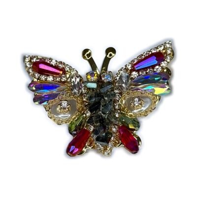 Broche papillon à cristaux irisés sur fond blanc