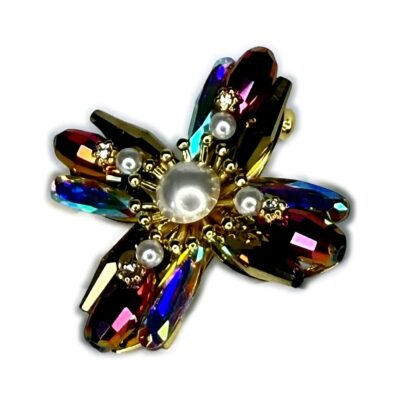 Broche étoile à cristaux irisés sur fond blanc