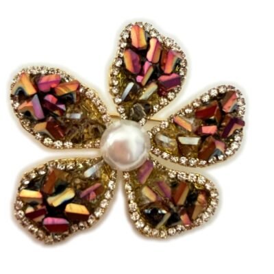 Broche fleur aurore boréale à perle nacrée sur fond blanc