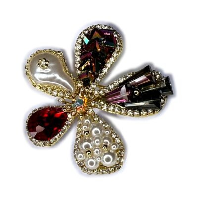 Broche fleur à pétales de cristal sur fond blanc