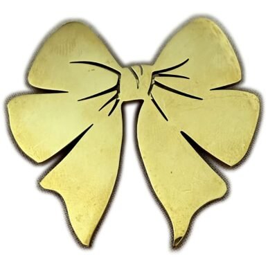 Broche nœud papillon dorée sur fond blanc