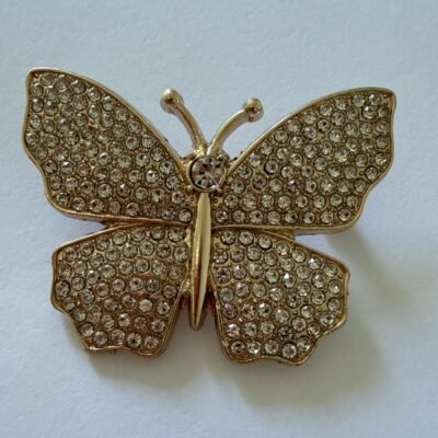 Broche papillon dorée aux ailes entièrement pavées de strass transparents, vue de face