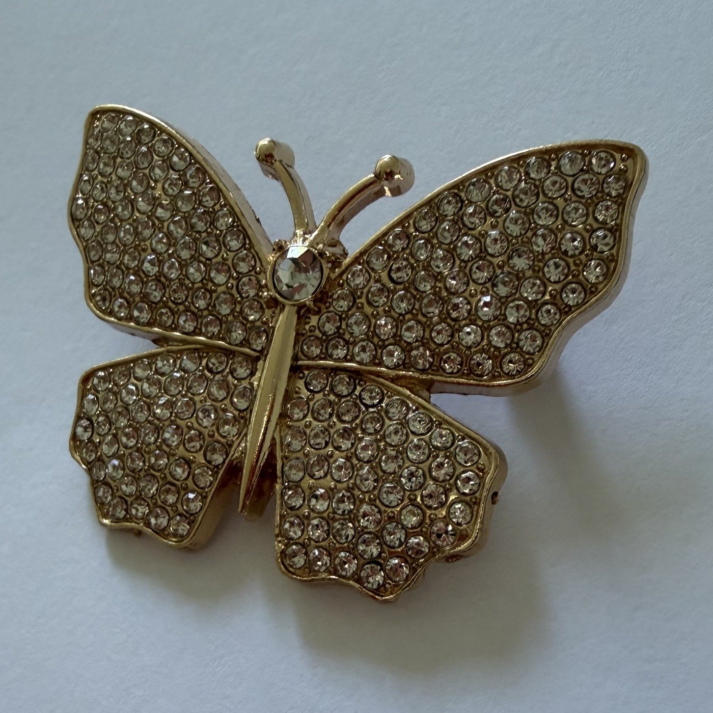 Broche Papillon Dorée Pavée de Strass 3 Détail du sertissage des strass sur les ailes de la broche papillon dorée ChicConnect