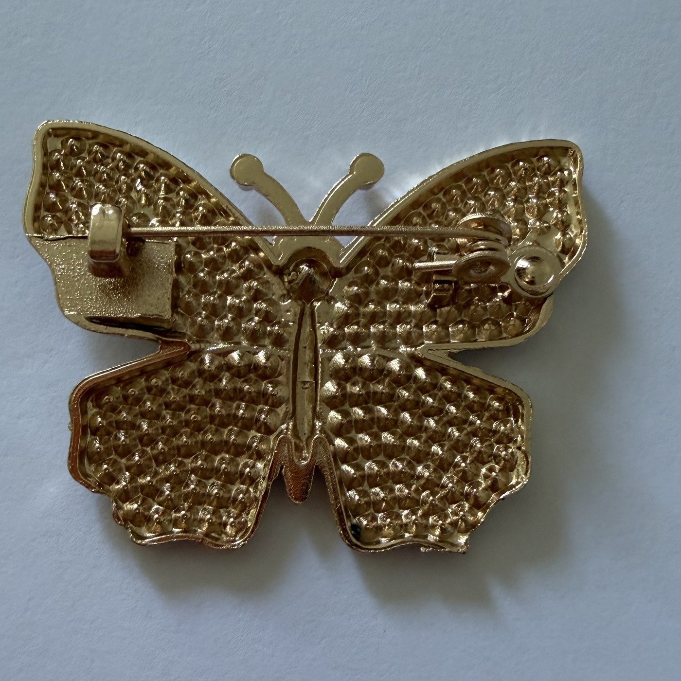 Broche Papillon Dorée Pavée de Strass 4 Dos doré de la broche papillon avec son épingle et son fermoir de sécurité