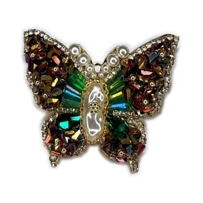 Broche papillon élégance perlée sur fond blanc